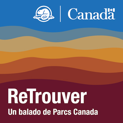 Bandes horizontales ondulées de différentes couleurs représentant un paysage stylisé avec un ciel bleu. ReTrouver : Un balado de Parcs Canada apparaît dans la partie inférieure avec les logos de Parcs Canada et du gouvernement du Canada dans la partie supérieure.