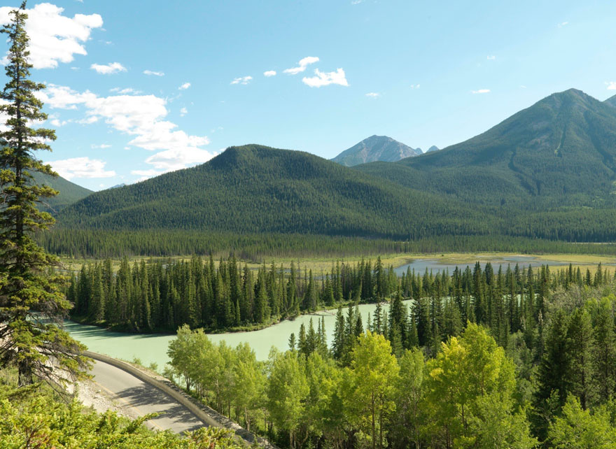 Épreuve couleur positive d'un paysage avec une rivière au premier plan et des montagnes à l'arrière-plan.