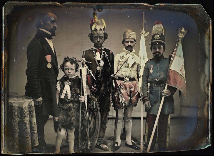 Crédits : Photographie colorée à la main d'un homme et de quatre garçons costumés.