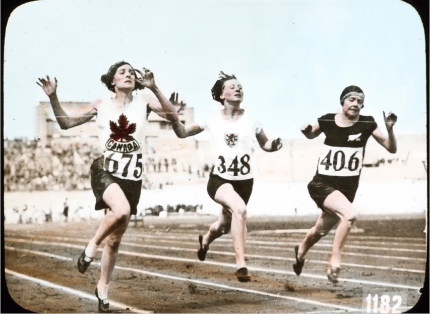 Remerciements : Image de trois coureuses atteignant le fil d'arrivée.